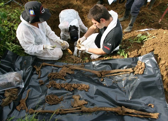 Trabajadores forenses colocan huesos para formar el esqueleto de una víctima cerca al municipio de La Dorada, en el departamento de Putumayo, Colombia, 2 de octubre, 2016. Foto: Reuters