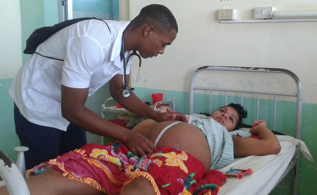 La atención a las embarazadas constituye prioridad del Sistema Cubano de Salud // Foto Denia Fleitas Rosales