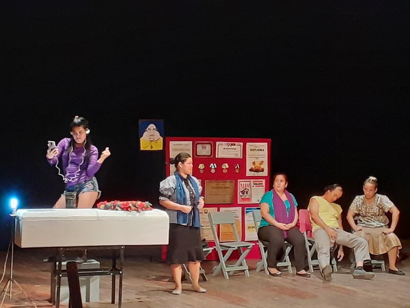 El Colectivo Teatral Granma ofreció su espectáculo humorístico Trapos sucios // Foto Eliexer Pelaez Pacheco