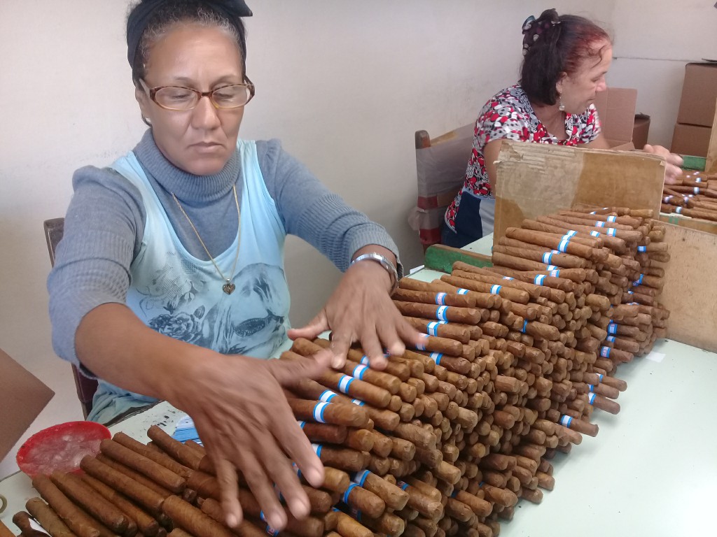 Por más de 10 años consecutivos la fábrica Agustín Martín Veloz sobrecumple sus planes de producción anual // Foto Denia Fleitas Rosales