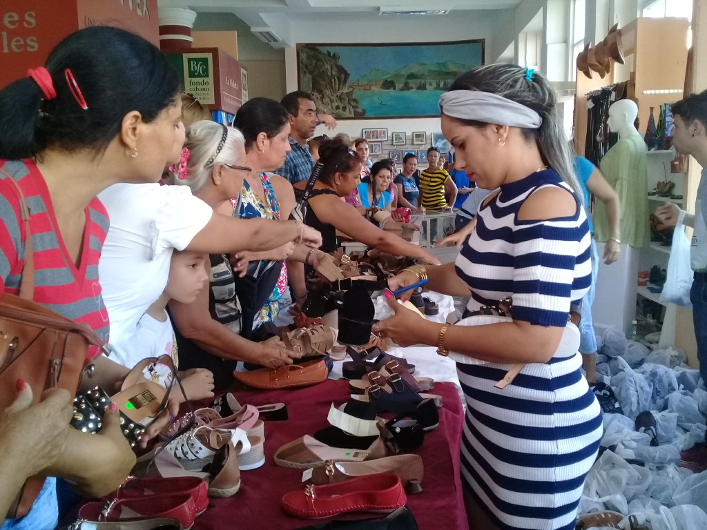 Feria artesanal del Fondo Cubano de Bienes Culturales con variadas ofertas // Foto Denia Fleitas Rosales