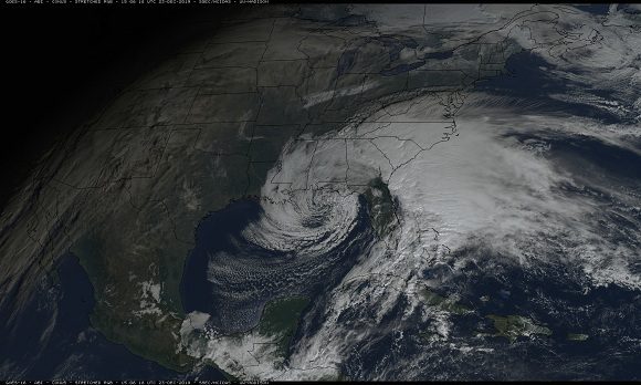 El lento movimiento de la banda frontal durante el día de hoy mantendrá precipitaciones en occidente y centro. Foto: INSMET.