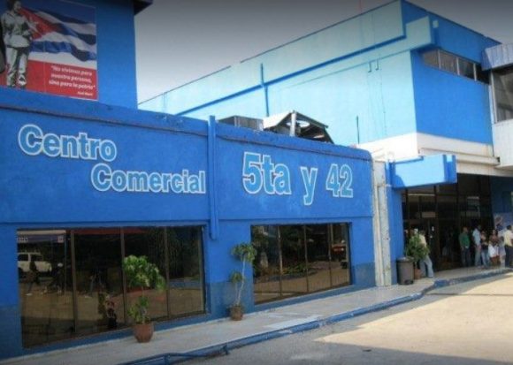 Centro Comercial 5ta y 42 será una de las dos unidades que comenzarán a dar el vuelto en CUP. Foto: Archivo