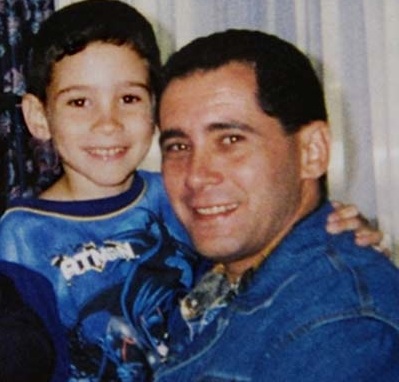 Una de las primeras imágenes de Juan Miguel y Elián, en abril de 2000, cuando el niño fue sacado de la casa donde permanecía secuestrado y le fue entregado a su padre. Foto: Archivo