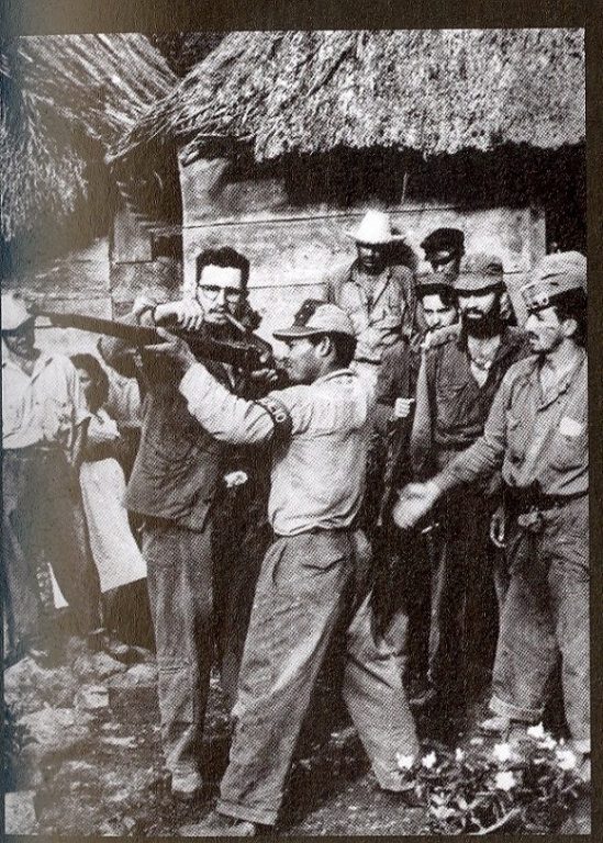 Fidel en la Sierra Maestra enseñando el manejo de los fusiles a combatientes del Ejército Rebelde. Foto: Fidel Soldado de las Ideas.