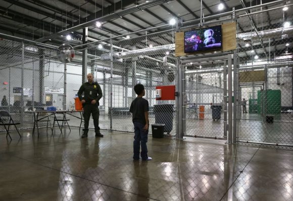 La cárcel de ICE para niños migrantes en McAllen, Texas. Foto: La Opinión