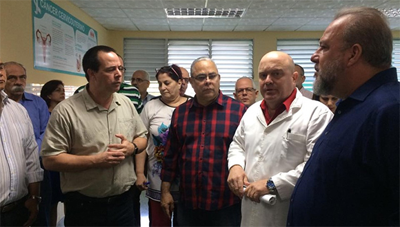 Marrero junto al ministro de Salud, el primer secretario del Partido en La Habana y el director del hospital durante el recorrido por el González Coro.