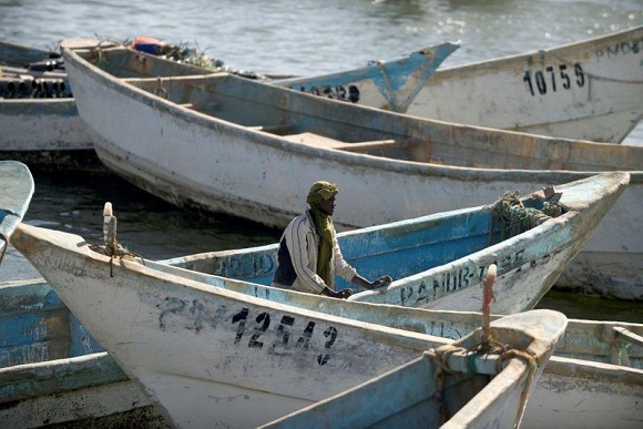 Barcos de pesca artesanal atracados en el puerto de Nouadhibou, el puerto principal de Mauritania. Archivo: 14 de abril de 2018. Foto: Reuters