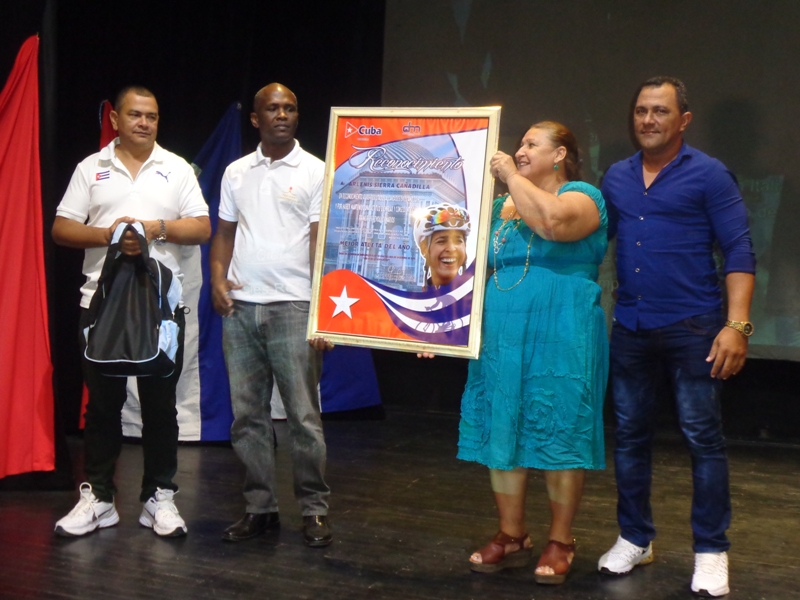 Principales autoridades políticas, gubernamentales y del deporte de Manzanillo entregan a la mamá de la ciclista Arlenis Sierra el premio como Mejor Atleta del municipio en el año 2019 // Foto Eliexer Pelaez Pacheco