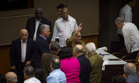 El General de Ejército, Raúl Castro y el presidente de la República, Miguel Díaz-Canel, entran al plenario. Foto: Irene Pérez/ Cubadebate