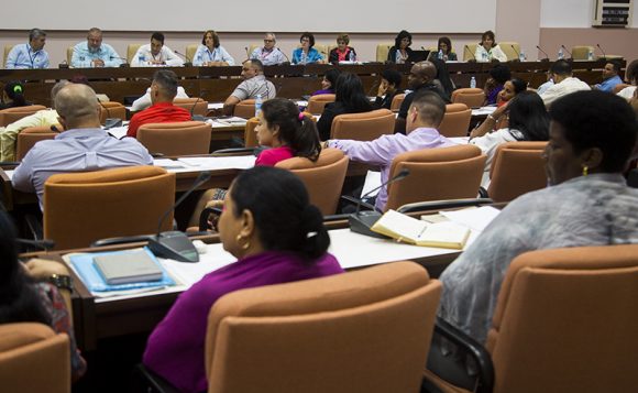 Debates de la Comisión de Atención a los Servicios. Foto: Irene Pérez/ Cubadebate.
