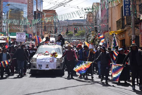 Manifestantes indígenas llevan ataúdes de sus muertos en La Paz. Foto: Wyatt Reed/The Gray Zone.