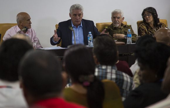 Miguel Díaz-Canel asiste a análisis del programa de la vivienda en trabajo en comisiones del Parlamento. Foto: Irene Pérez/ Cubadebate.