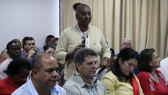 Diputada interviene en la comisión de Atención a los Órganos Locales del Poder Popular, cuarto período ordinario de sesiones de la IX Legislatura de la ANPP. Foto: Abel Padrón Padilla/Cubadebate