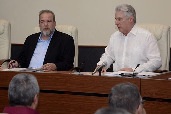 El presidente Díaz-Canel y Manuel Marrero, primer ministro de Cuba. Foto: Estudios Revolución.