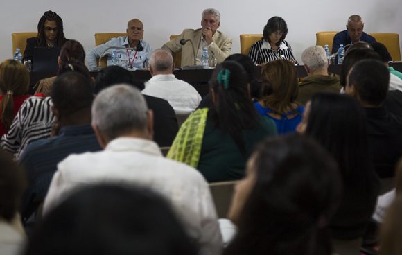 Díaz-Canel asistió a los debates de la Comisión de Industria, Construcciones y Energía. Foto: Irene Pérez/ Cubadebate.