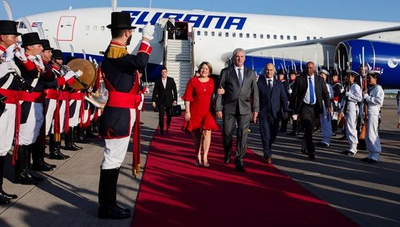 El presidente de la República llega a Argentina. Foto: Alejandro Azcuy