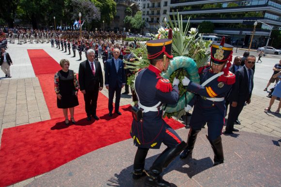 Díaz-Canel rindió homenaje a San Martín, «el libertador del Sur, el padre de la República Argentina». Foto: Alejandro Azcuy/Cubadebate.