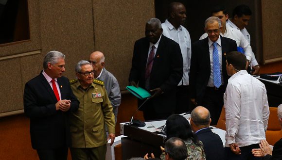 El General de Ejército, Raúl Castro y el presidente de la República, Miguel Díaz-Canel, entran al plenario. Foto: Irene Pérez/ Cubadebate.