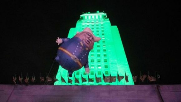 Estadounidenses muestran su respaldo a la destitución del presidente Donald Trump, frente al Ayuntamiento de Los Ángeles, California. |Foto: EFE