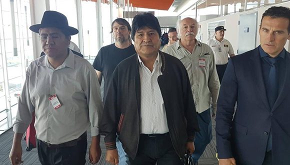 El expresidente boliviano, Evo Morales (en el centro), tras llegar al aeropuerto internacional de Ezeiza, Argentina. Foto: Carlos Girotti/EFE.