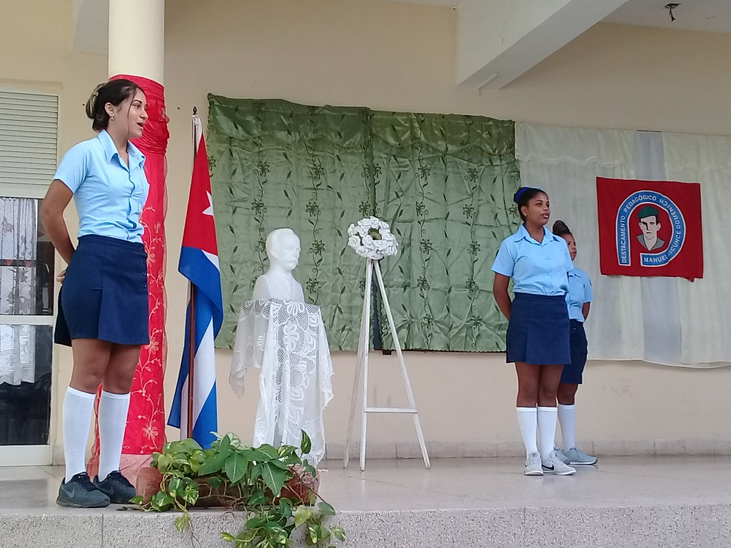 Los estudiantes de la enseñana preuniversitaria reverencian a sus profesores en la Jornada del Educador // Foto Denia Fleitas Rosales