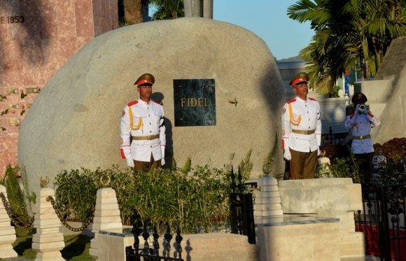 El mausoleo es una piedra pulida, igual que las que abundan en los márgenes del Río Cauto, solo que esta es de granito y proviene del yacimiento de Las Guásimas, al este de Santiago de Cuba. Foto: Marcelino Vásquez Hernández/ ACN