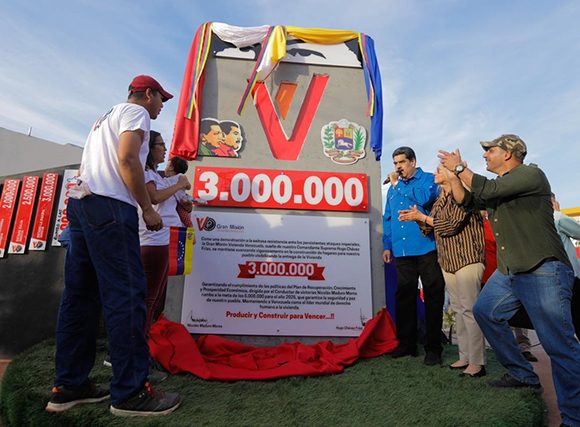 Nicolás Maduro entregar la vivienda que completa la meta de tres millones de casas para el pueblo // Foto: @NicolasMaduro/Twitter.
