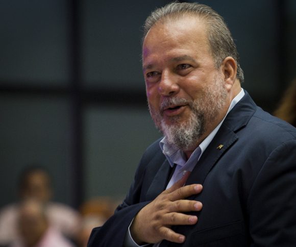 El primer ministro ruso, Dmitri Medvedev, felicitó al nuevo jefe de Gobierno cubano, Manuel Marrero Cruz, por su reciente elección en ese cargo por la Asamblea Nacional del Poder Popular. Foto: Irene pérez/ Cubadebate.