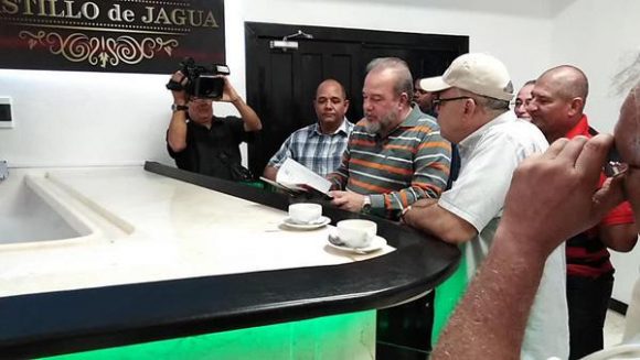 El primer ministro de Cuba, Manuel Marrero, inauguró junto a las principales autoridades de la provincia centros de servicio y gastronómicos. Foto: Radio COCO.