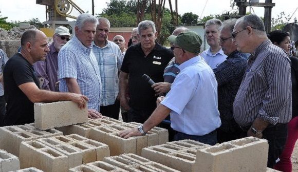 Presidente cubano en la Empresa de Materiales de Construcción, Artemisa. Foto: Estudios Revolución.