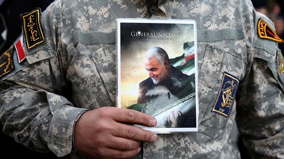 Un manifestante sostiene la foto del mayor general iraní Qassem Soleimani durante una protesta contra su asesinato en Teherán. Foto: Reuters.