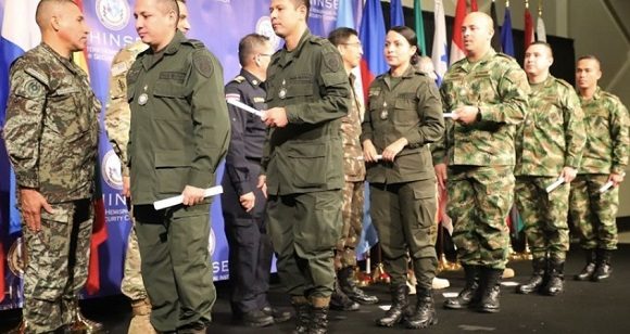 Oficiales bolivianos reciben diplomas en WHINSEC, la heredera de la Escuela de las Américas. Foto: Blog Comentarios desde Managua.