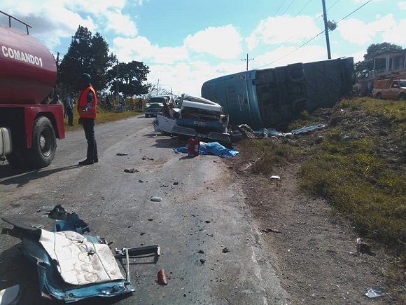 Alrededor de las 9:00 p.m. una máquina Ford y el ómnibus que cubre la ruta Chambas-Camagüey colisionaron en la carretera central kilómetro 561. Foto: Facebook de Félix Anazco.
