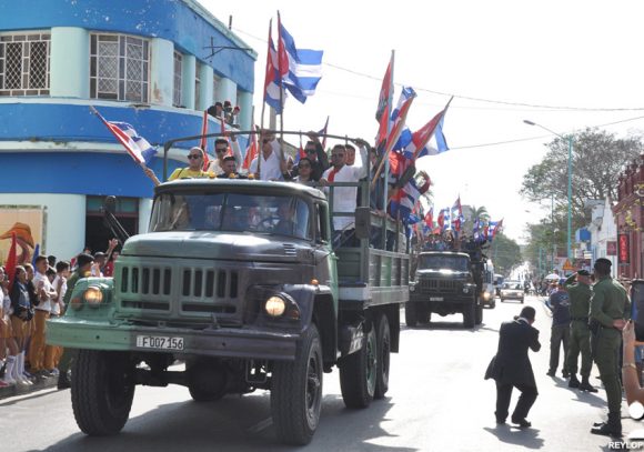 Un grupo de jóvenes de los municipios de Majibacoa y Las Tunas reeditaron este 4 de enero el paso de la Caravana de la Libertad por este territorio. Foto: Reynaldo López Peña/Periódico 26