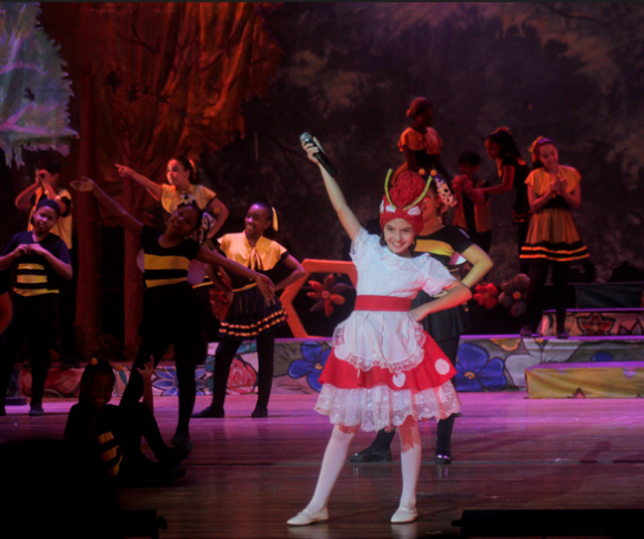 La Colmenita celebró los 25 años de la primera puesta en escena de su versión de La Cucarachita Martina. Foto: Daylén Vega / Cubadebate