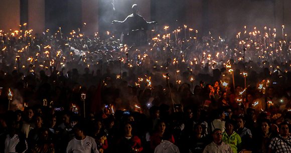 Marcha de las antorchas en el aniversario 167 del natalicio del Héroe Nacional José Martí. Foto: Abel Padrón Padilla/ Cubadebate.