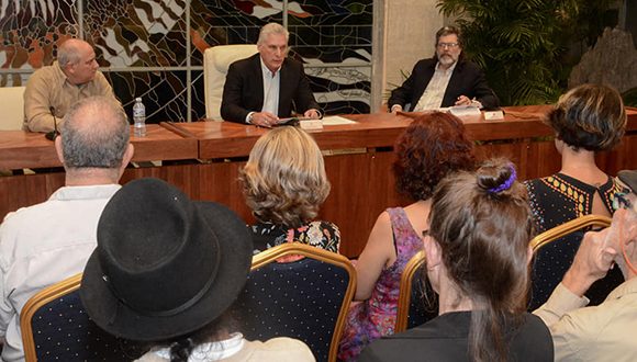 Miguel Díaz-Canel Bermúdez conversa con 20 intelectuales y artistas provenientes de diez países de América Latina y el Caribe, quienes integran el jurado del Premio Casa de las Américas. Foto: Angélica Paredes López/Facebook.