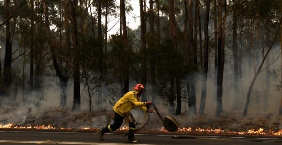 Un bombero trata de extinguir el fuego en una localidad de Nueva Gales del Sur. Foto: Reuters.