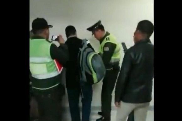 Luis Arce recibió la citación judicial en el mismo aeropuerto de El alto, apenas pisó suelo boliviano. Foto: Página 12.