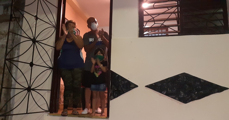 En Manzanillo cada noche se suman más a los aplausos // Foto Eliexer Pelaez Pacheco