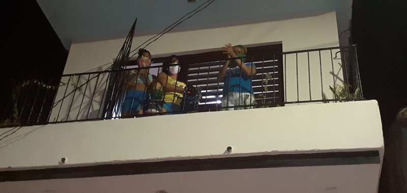 Los manzanilleros dedican sus aplausos siempre a las nueve de la noche // Foto Eliexer Pelaez Pacheco