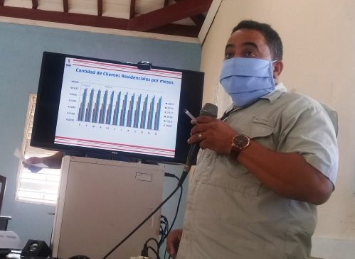 Osvanis Núñez Peña, directivo de la Empresa Eléctrica en la territorio, explica la actual situación de consumo eléctrico // Foto Lilian Salvat Romero