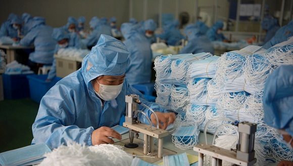 Trabajadores en una fabrica de máscaras quirúrgicas en Nantong, provincia de Jiangsu. Imagen ilustrativa/ Reuters.