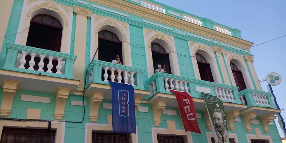 En la zona 19 de los CDR de Manzanillo los pioneros dedicaron un aplauso especial al personal de la medicina cubana// Foto tomada del perfil Facebook de Cruz Ferrer