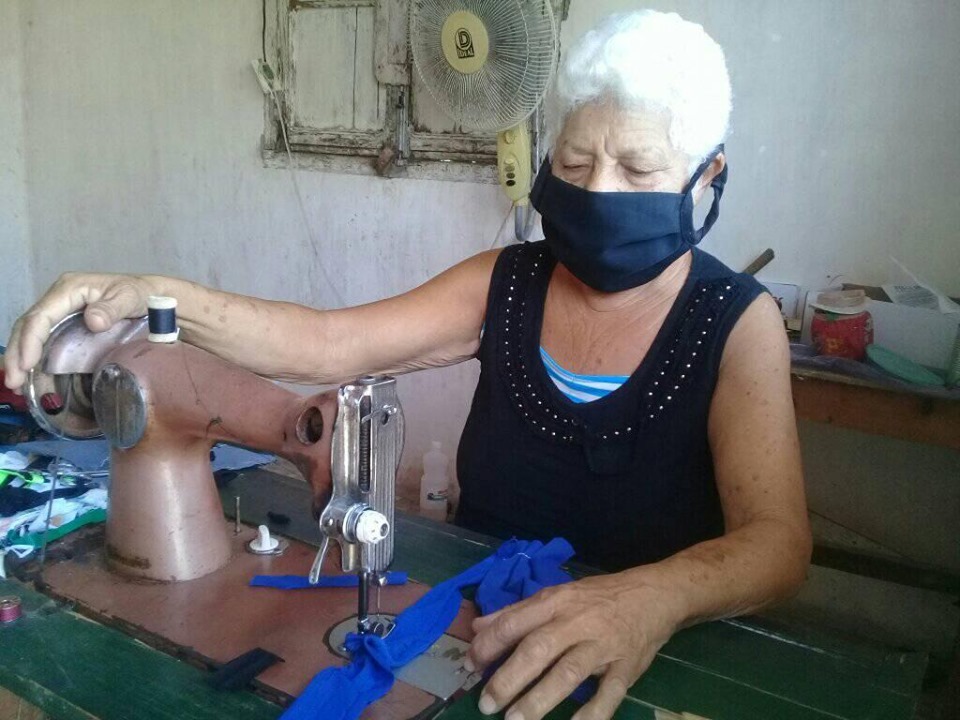 Bella confecciona nasobucos para regalarlos en el barrio // Foto Eliexer Pelaez