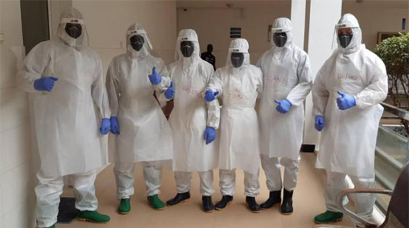 Protegidos y capacitados, los médicos cubanos comienzan a acumular horas de trabajo contra la COVID-19 en Togo. Foto: misiones.minrex.gob.cu.