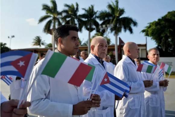 Los médicos y enfermeras de la Brigada Médica Internacional Henry Reeve de Cuba se despiden antes de viajar a Italia para ayudar en la lucha contra la pandemia del coronavirus COVID-19. Foto: Yamil Lage / AFP
