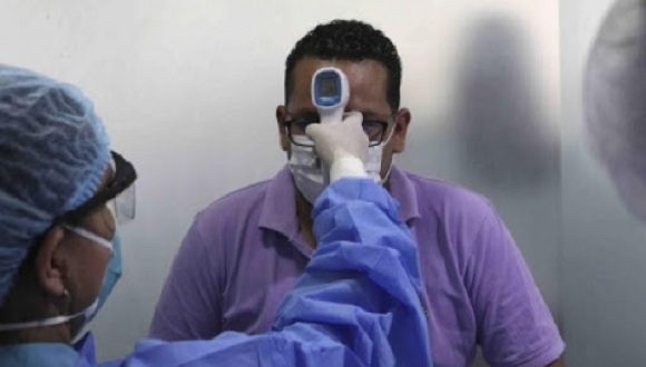 Entre las medidas preventivas está el control de la temperatura. Foto: Radio Rebelde