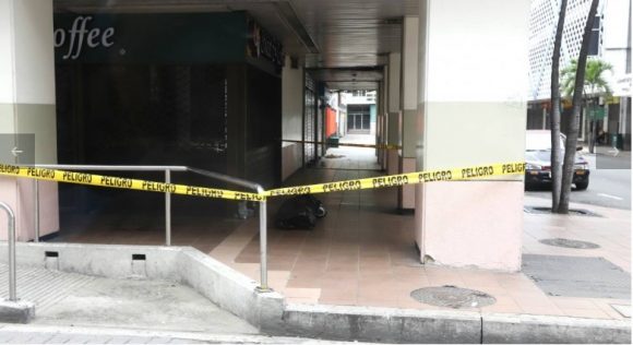 Cuerpo sin vida en una esquina de Guayaquil. Foto: El Universal